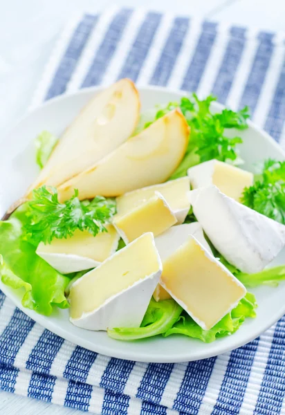 Salada com camembert e peras — Fotografia de Stock