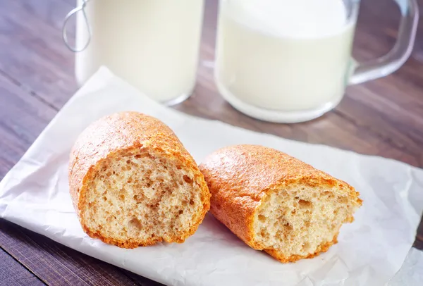 Leite e pão — Fotografia de Stock