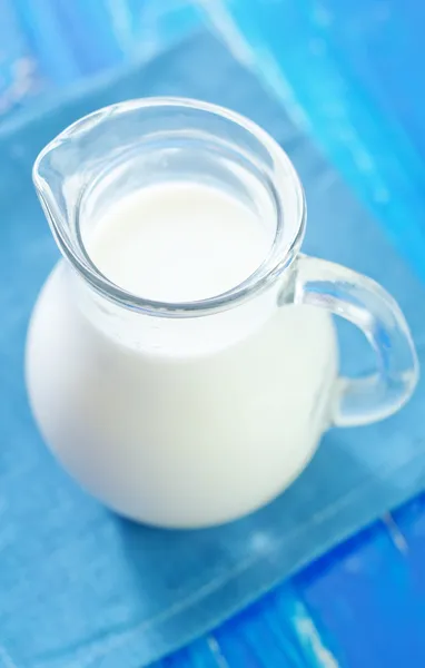 牛奶在水罐 — 图库照片