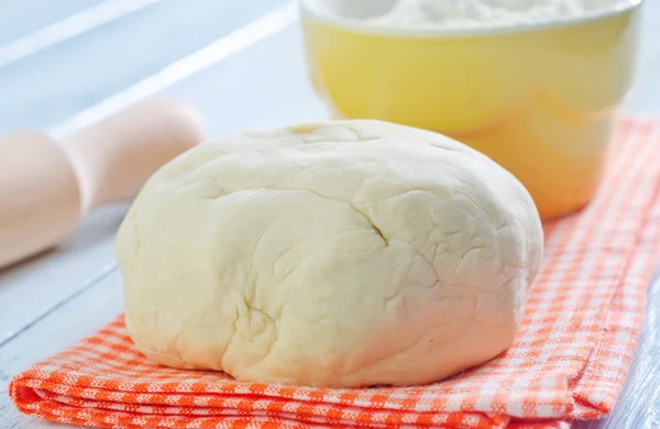 Dough on a towel — Stock Photo, Image