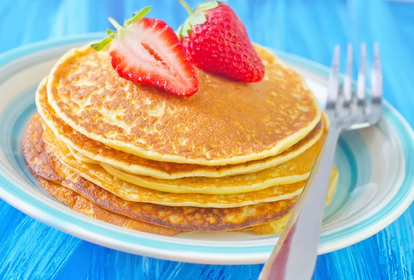 Pfannkuchen auf Teller — Stockfoto