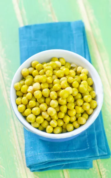 Peas in the blue bowl — Stock Photo, Image