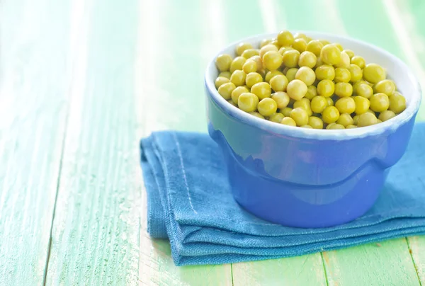 Peas in the blue bowl — Stock Photo, Image