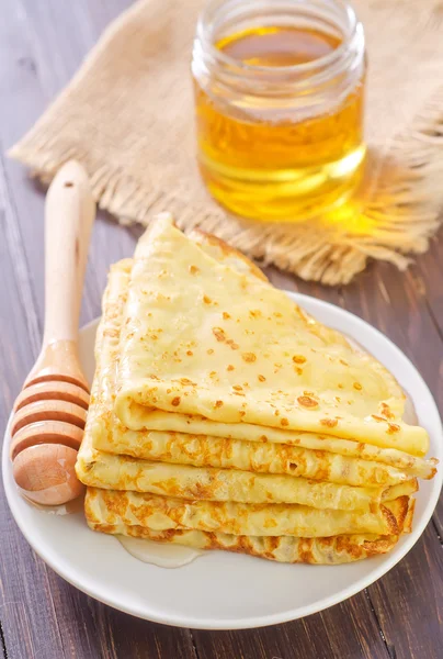 Pannkakor med honung — Stockfoto