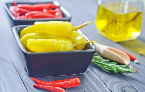 Chilli peppers and peppercini — Stock Photo, Image