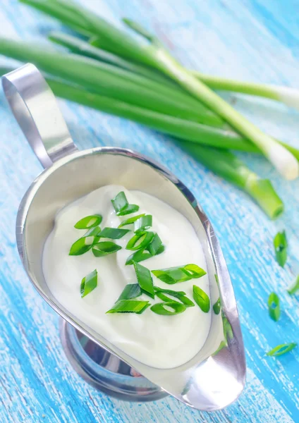 Sour cream with onion — Stock Photo, Image