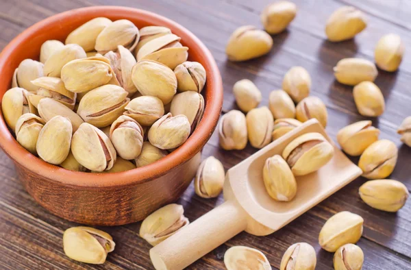 Pistachos en un tazón — Foto de Stock