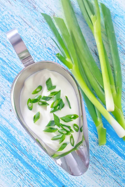 Sour cream with onion — Stock Photo, Image