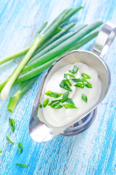 Sour cream with onion — Stock Photo, Image