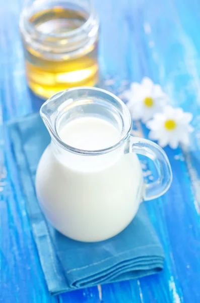 Milch im Krug — Stockfoto