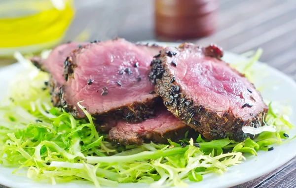 Steak de bœuf avec salade fraîche — Photo