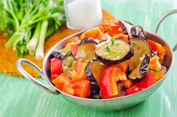 Auberginen und Paprika — Stockfoto