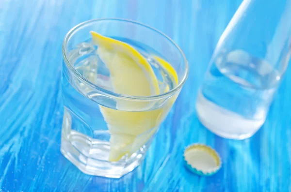 Вода с лимоном — стоковое фото