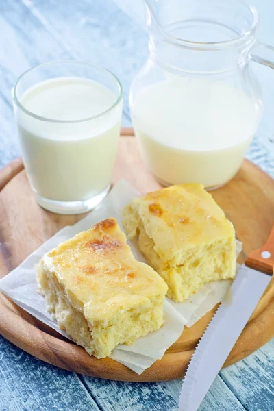 Bread with milk — Stock Photo, Image