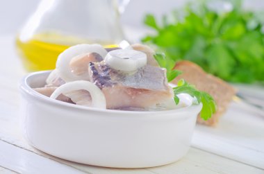 soğan ile ringa balığı