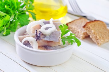 soğan ile ringa balığı