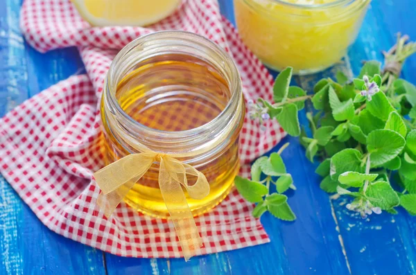Med, mátou a citronem — Stock fotografie
