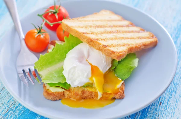 Pocherat ägg på toast — Stockfoto