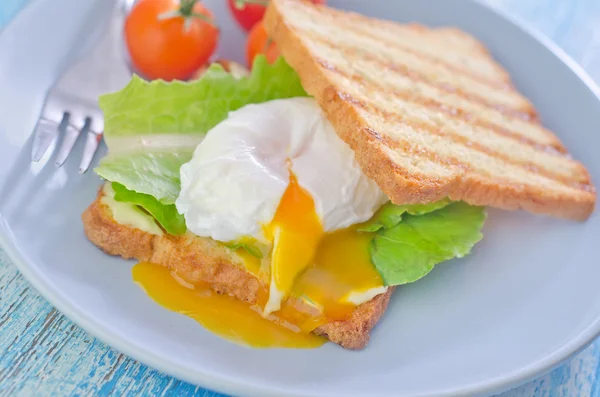 Pocherat ägg på toast — Stockfoto