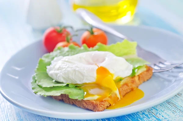 Pocherat ägg på toast — Stockfoto