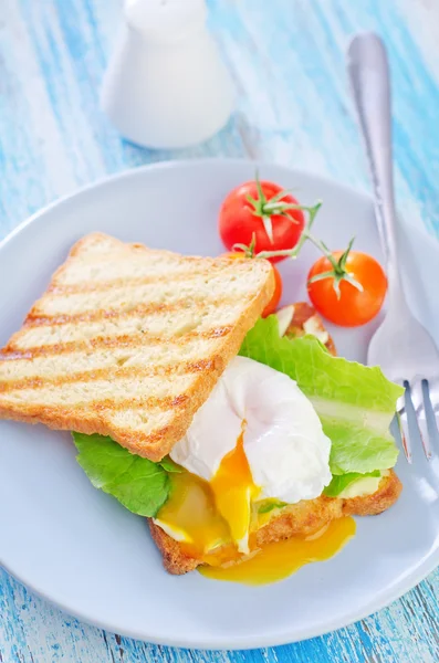 Poached egg on toast — Stock Photo, Image