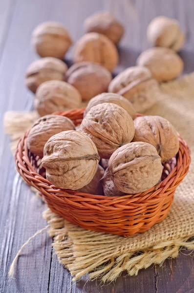 Vlašské ořechy v košíku — Stock fotografie