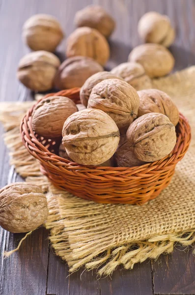 Nueces en la cesta — Foto de Stock