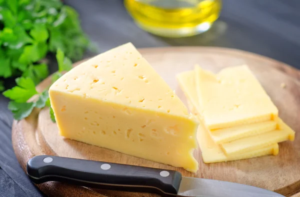 ボード上のチーズ — ストック写真