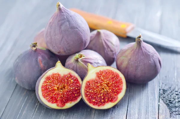 Figs on a wooden table — Stock Photo, Image