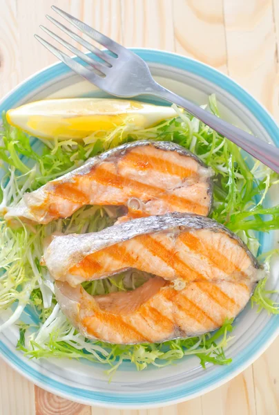 Lachs und Salat — Stockfoto