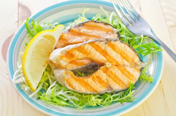 三文鱼和蔬菜沙拉 — 图库照片