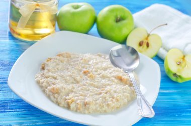 Elmalı yulaf gevreği