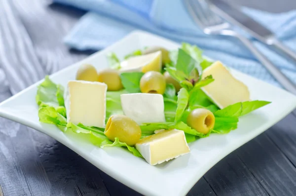 Camembert em uma chapa — Fotografia de Stock