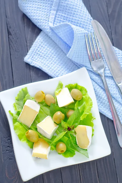 Camembert dans une assiette — Photo