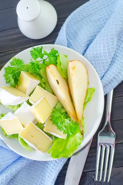 Camembert dans une assiette — Photo