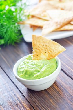 Guacamole soslu nacho.