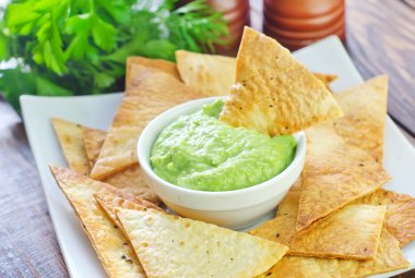 Guacamole soslu nacho.