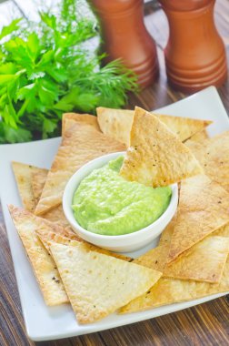 Guacamole soslu nacho.