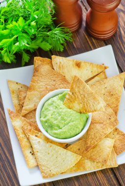 Guacamole soslu nacho.