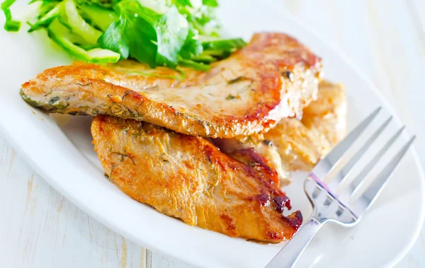 Pollo en un plato —  Fotos de Stock