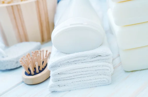 Towels and shampoo — Stock Photo, Image