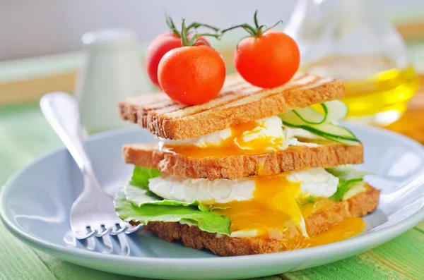 Tostadas con huevo escalfado — Foto de Stock