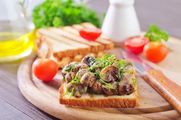 Kızarmış mantarlı tost — Stok fotoğraf