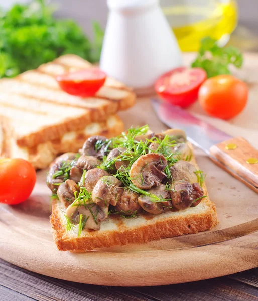 Toasts aux champignons frits — Photo