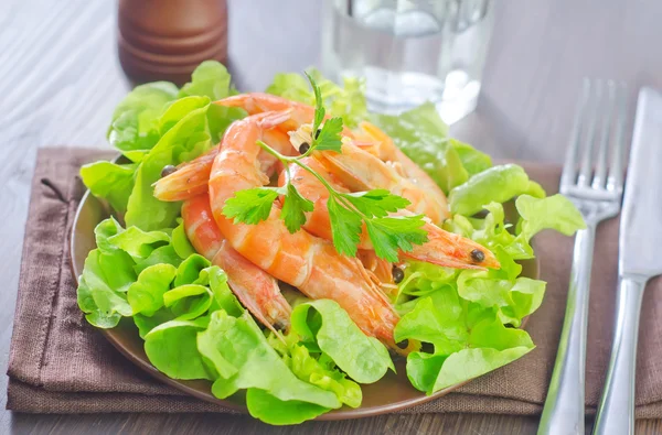 Salada com camarões — Fotografia de Stock