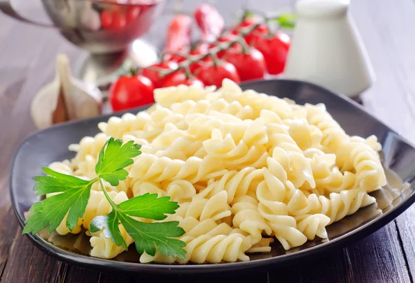 Pasta sobre plato negro — Foto de Stock