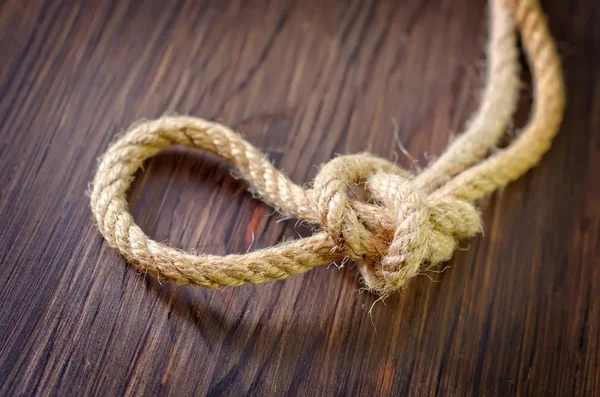 Мотузка на дерев'яному фоні — стокове фото