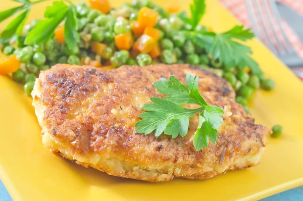 Chicken breast and green peas — Stock Photo, Image