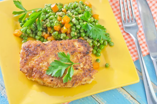 Kipfilet en groene erwten — Stockfoto