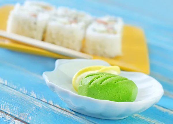 Суши в тарелке — стоковое фото